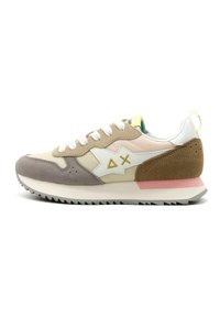 Sneakers in una combinazione di colori beige e marrone chiaro, con un logo a stella bianco e dettagli in suede grigio. Materiali lisci e testurizzati, con un tallone rosa.