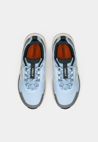 Ανοιχτό μπλε παπούτσια πεζοπορίας με πλέγμα στην επάνω επιφάνεια, γκρι λεπτομέρειες, ανθεκτική σόλα και μαύρο λαστιχένιο πέλμα. Διαθέτουν επενδυμένο γιακά και γλώσσα με λογότυπο.