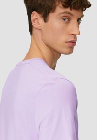 s.Oliver MIT V-AUSSCHNITT - T-shirt basic - lavendel
