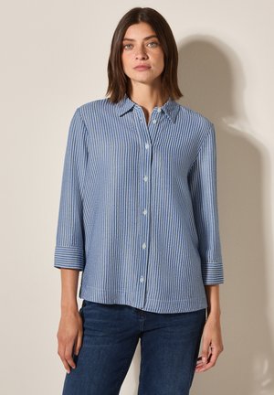 Camicia a righe blu e bianche con colletto, maniche a tre quarti e vestibilità rilassata, realizzata in un tessuto leggero.