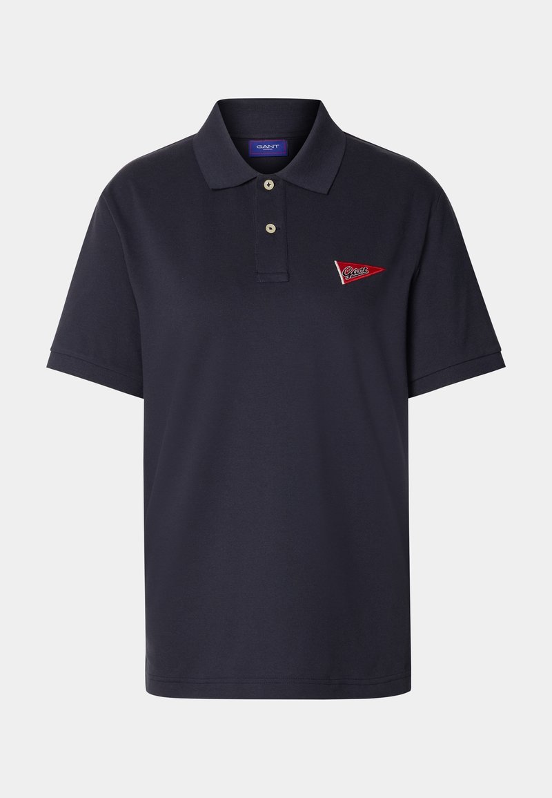 Polo bleu marine à manches courtes avec col, patte à deux boutons et petit logo triangulaire rouge sur la poitrine gauche.