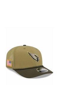 Casquette vert olive au design structuré, avec un dos en maille texturée, un logo brodé à l'avant et un petit drapeau américain sur le côté.