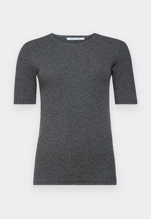 T-shirt grigio a maniche corte realizzato in un tessuto morbido e elastico, con scollatura rotonda e una forma aderente, caratterizzato da una texture liscia e un design minimal.
