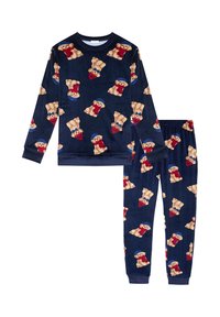 Pigiama in pile blu navy con motivi ripetuti di orsetti teddy con cappelli blu e sciarpe rosse. I pantaloni hanno polsini alle caviglie.