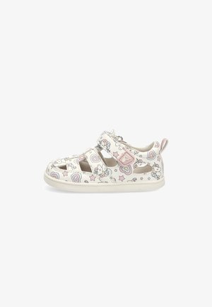 Sandalia blanca para niño pequeño con patrones de unicornio, corazón y estrella, con tiras de velcro y recortes de ventilación.