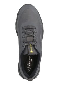 Grå sportskor med en slät textilöverdel, förstärkta snörhål och grå snören. Har en logotyp på tungan och en vadderad sulan.