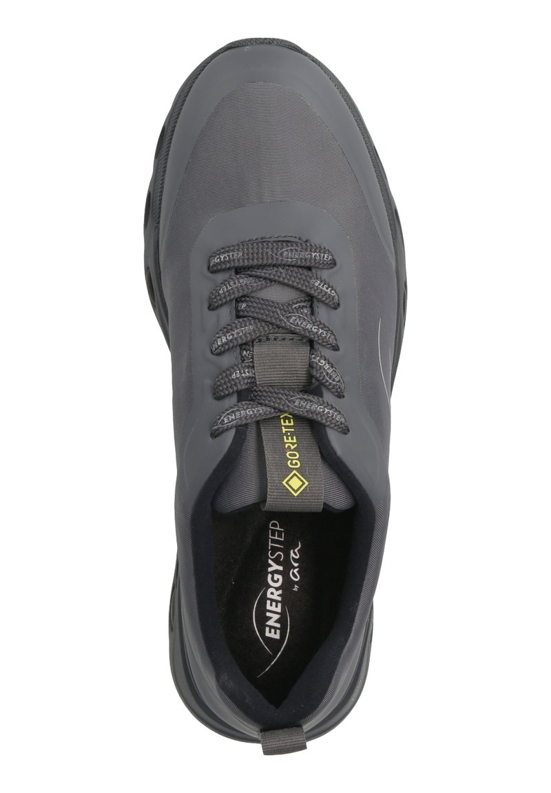 Grå sportskor med en slät textilöverdel, förstärkta snörhål och grå snören. Har en logotyp på tungan och en vadderad sulan.