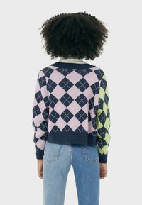 Pletený svetr s barevně rozděleným argyle vzorem v námořnické modři, růžové a zelené, s žebrovanými manžetami a zkráceným střihem.