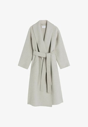 Manteau long en laine gris clair avec un col châle, des manches larges et une ceinture en tissu assorti. Il présente un design minimaliste et sans motifs visibles.