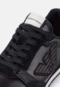 Emporio Armani Baskets basses - black