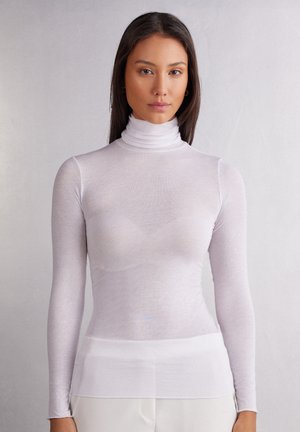 Haut à manches longues avec col roulé en tissu blanc clair transparent, design ajusté, texture lisse, avec un col haut et des manches allongées.