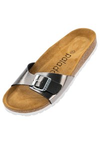 Svart och metallisk slide-sandal med ett texturerat rem med en silvrig spänne, korkfotbädd och en vit gummisula.