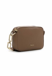 Braune, strukturierte Leder-Crossbody-Tasche mit goldenen Beschlägen und rechteckiger Form. Verfügt über einen Kettenriemen und ein kleines Logo auf der Vorderseite.