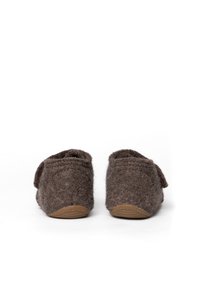 Pantofole marroni in feltro con una consistenza morbida, retro arrotondato e suole in gomma. Caratterizzate da un design semplice e piccole alette laterali per una vestibilità facile.