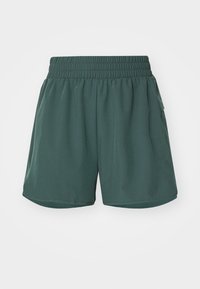 Tumedatest rohelised spordilühikesed püksid, mis on valmistatud kerge kangaga, elastse vöökoha ja küljetaskutega. Sile tekstuur ja lihtne disain.