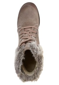 Stivale alla caviglia in suede marrone con colletto foderato in morbido pelliccia e punta rotonda. Presenta chiusura con lacci e occhielli in metallo per una vestibilità sicura.