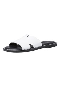 Sandale en cuir blanc avec semelle noire, bout ouvert et design angulaire. Présente des découpes doubles et des accents cousus le long de la semelle.