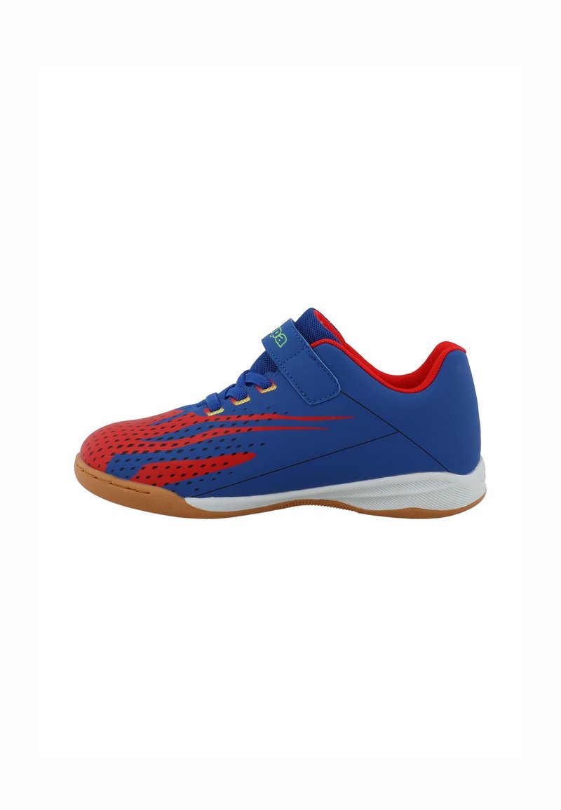 Chaussure de sport bleue avec des accents rouges, tige en mesh, perforations circulaires, semelle en caoutchouc beige et sangle velcro pour un ajustement facile.