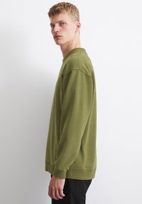 Marc O'Polo DENIM RELAXED AUS REINER - Sweatshirt - capulet olive