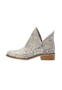 Botine cu embosare în formă de crocodil în nuanțe de bej, având vârful ascuțit și toc mic, cu laterale decupate pentru un aspect modern.