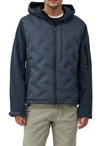 Granatowa ocieplana kurtka z pikowanym tułowiem, kapturem i kontrastującymi rękawami. Posiada przedni zamek, boczne kieszenie oraz kieszeń na rękawie.