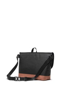 Borsa messenger nera con fondo marrone; realizzata in tessuto resistente, presenta una maniglia superiore e una tracolla regolabile.