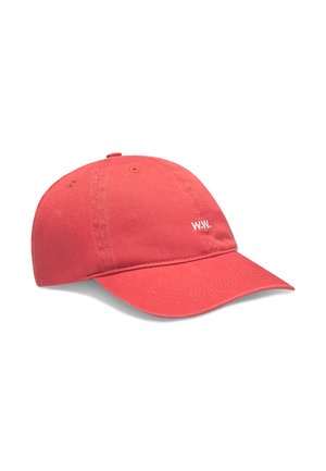 Gorra de béisbol roja con visera curva y pequeño bordado blanco "W.W." en la parte delantera, presentada sobre un fondo blanco.