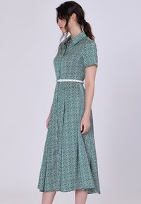 Smart and Joy FLORAL RÉTRO - Robe chemise - vert