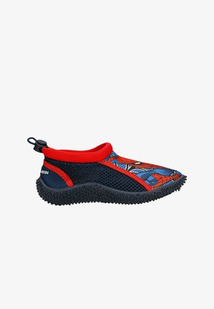 Dziecięce buty wodne na wsuwkę z wzorem Spider-Mana, czerwoną i niebieską siateczkową cholewką, teksturowaną czarną podeszwą i pętelką z tyłu.