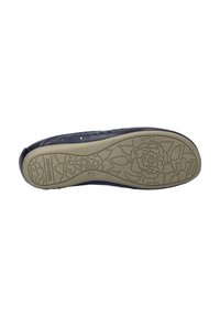 Tummansininen kenkäpohja, jossa on kukkakuvio; karkea beige kumimateriaali. Pyöristetty muoto, jossa ei ole näkyvää kantaa tai koristeita.