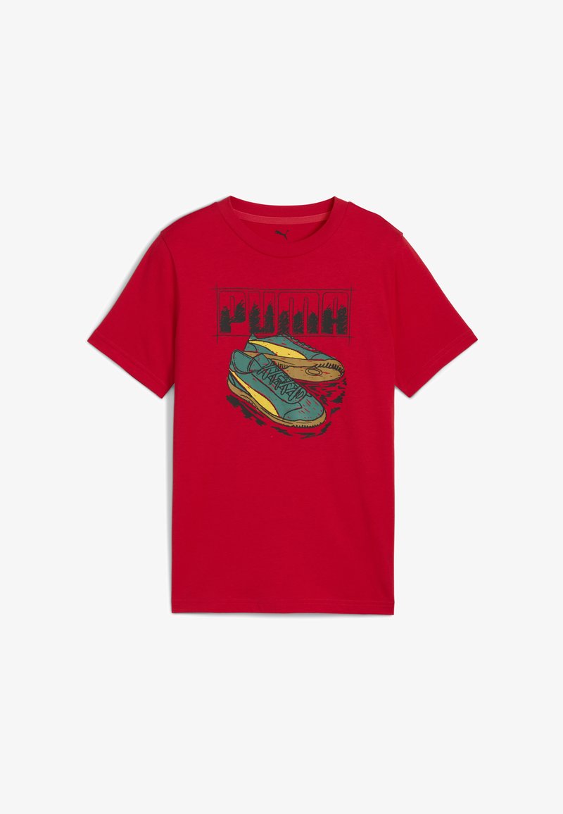 Rode katoenen t-shirt met een afbeelding van blauwe en gele sneakers met een zwarte omtrek. Korte mouwen en ronde halsontwerp.