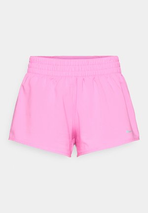 Pantalones cortos deportivos de color rosa brillante con cintura elástica y pequeño logo de Nike en gris en el dobladillo inferior izquierdo sobre fondo blanco.