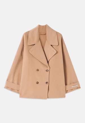 Cappotto doppiopetto color tan realizzato in tessuto morbido, con ampie alette, bottoni in legno e polsini arrotolati con una striscia bianca di contrasto.