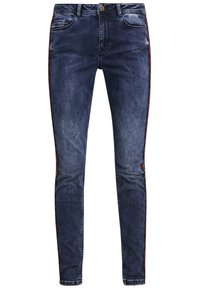 Jeans ajustados de color azul oscuro con un acabado desgastado, que presentan franjas laterales decorativas en color marrón, bolsillos frontales y un cierre clásico de botón.