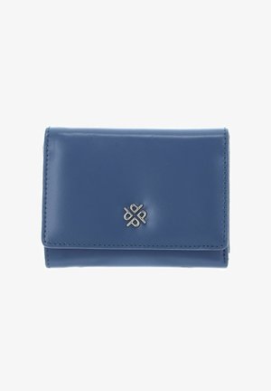 Portefeuille en cuir bleu à la texture lisse, avec des accents de couture et un emblème argenté sur le devant. Design compact et rectangulaire.