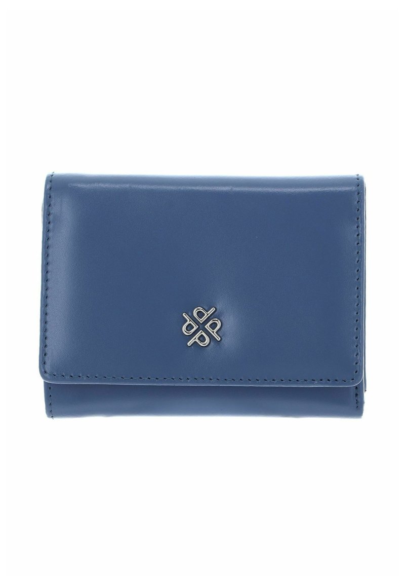 Portefeuille en cuir bleu à la texture lisse, avec des accents de couture et un emblème argenté sur le devant. Design compact et rectangulaire.