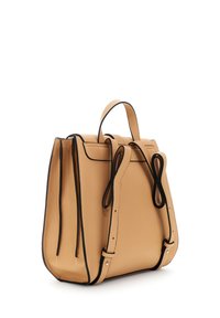 Bolso de mano de cuero color marrón claro con forma estructurada, borde negro, asas dobles y acentos distintivos en forma de lazo a los lados. Textura suave.