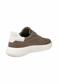 Baskets en daim marron avec un capuchon blanc au talon, un design à lacets, une semelle texturée et des détails de couture subtils sur le côté.