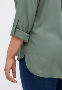 Vero Moda Curve VMBUMPY SHIRT NEW - Overhemdblouse - laurel wreath