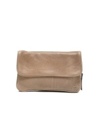 Beige leren clutch met een gladde textuur, omgevouwen klep en subtiele logo-detail. Voorzien van een rits voor een veilige sluiting.