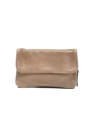 Beige leren clutch met een gladde textuur, omgevouwen klep en subtiele logo-detail. Voorzien van een rits voor een veilige sluiting.