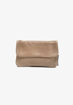 Beige leren clutch met een gladde textuur, omgevouwen klep en subtiele logo-detail. Voorzien van een rits voor een veilige sluiting.
