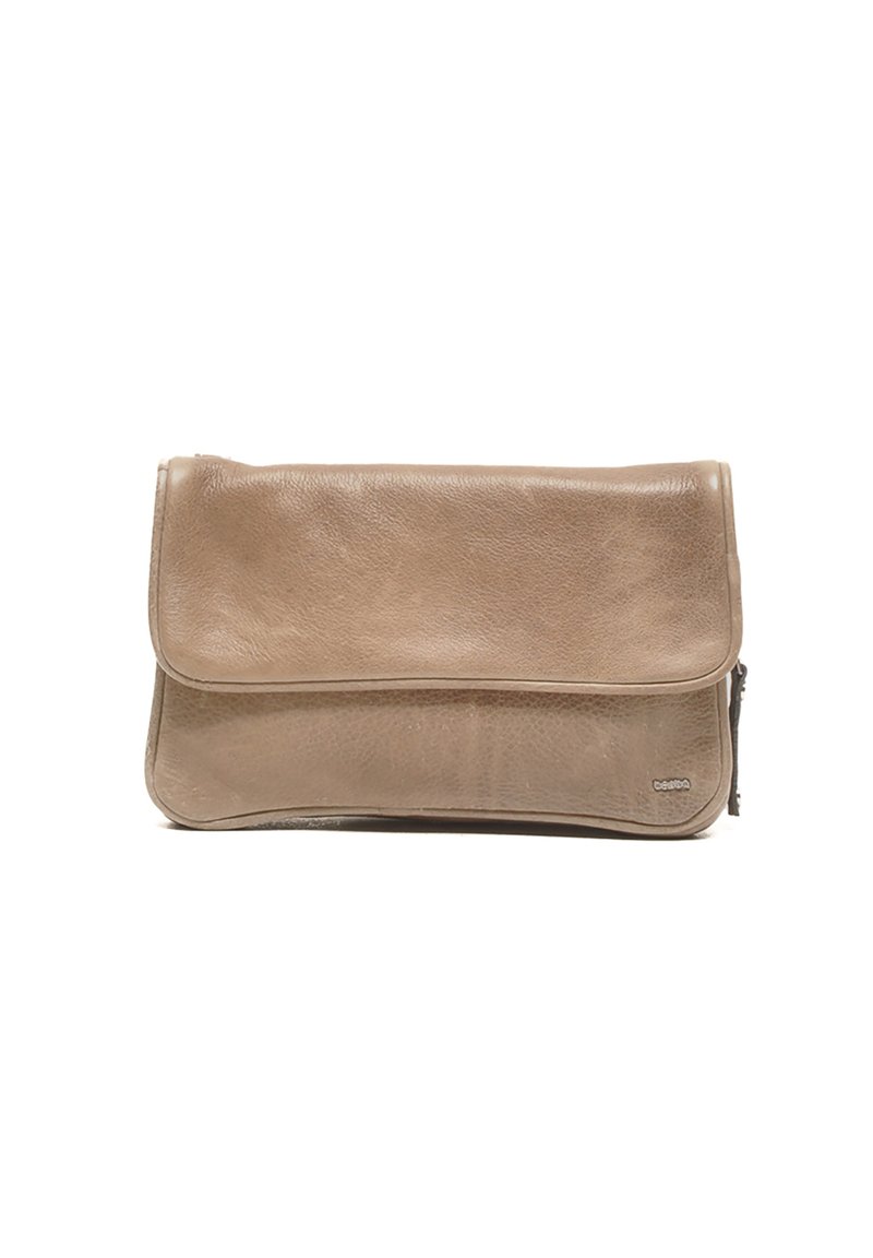 Beige leren clutch met een gladde textuur, omgevouwen klep en subtiele logo-detail. Voorzien van een rits voor een veilige sluiting.