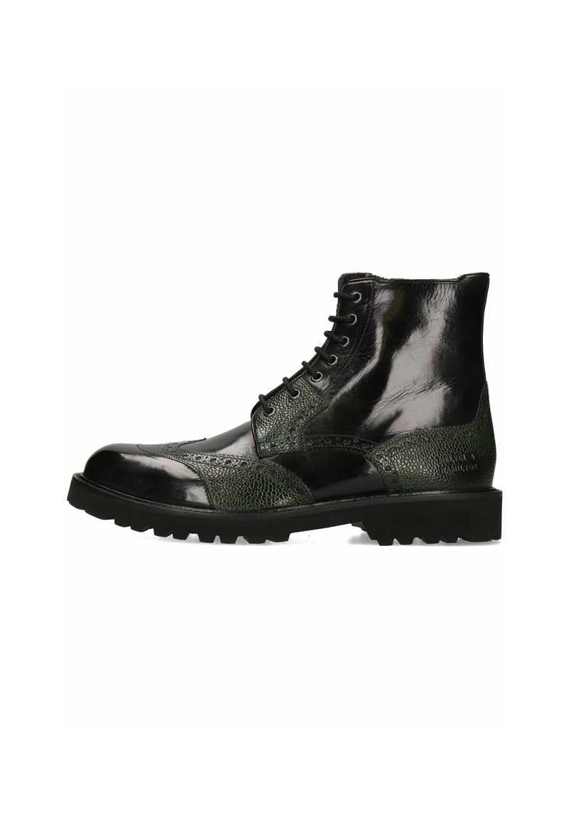 Svart lackläder ankelboot med strukturerade gröna läderdetaljer, rund tå och sju ögla snörningsdesign. Tjock svart gummisula.