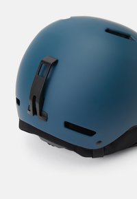 Mat blauwe helm met zwarte accenten, voorzien van ventilatieroosters en een achterwartel voor een veilige pasvorm, gecombineerd met een zachte binnenvoering.