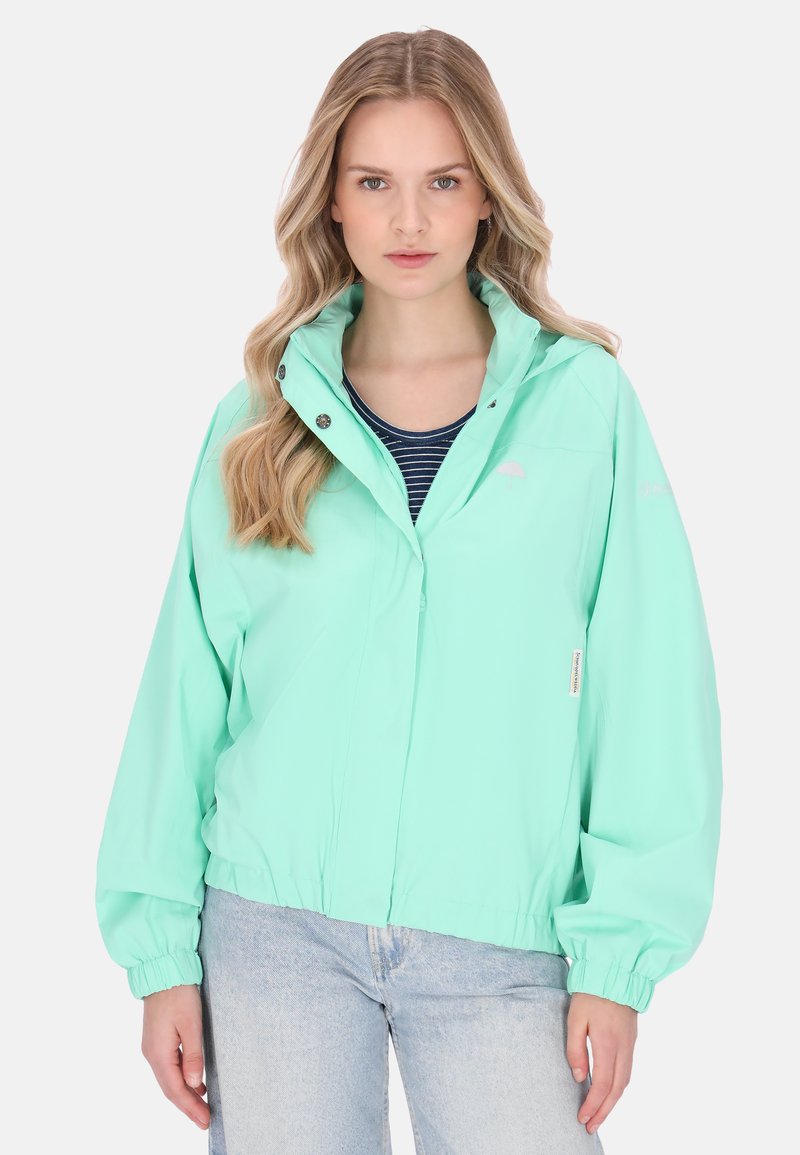 Chaqueta ligera verde menta con cuello alto, puños elásticos, cremallera frontal y bajo redondeado, confeccionada en un tejido suave y resistente al agua.