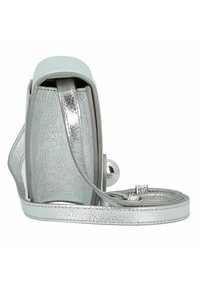 Borsa a mano metallica argento con una texture liscia, forma squadrata e tracolla staccabile. Presenta un accento rotondo argento e una parte superiore strutturata.
