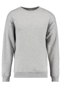 Sudadera gris de mezcla de algodón, con cuello redondo, mangas largas, puños y bajo acanalados. Textura lisa sin patrones adicionales.