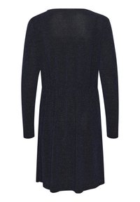 Dlouhá rukávová šaty v tmavě námořnické barvě s jemným leskem. Má elastický pas a splývavou sukni. Jednoduchý design, bez vzorů nebo akcentů.