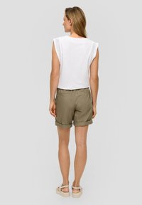 s.Oliver REGULAR - Shorts - olivgrün